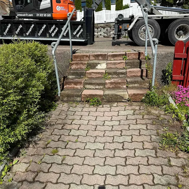 Eksisterende trapp og gangareal før ombygging og etablering av nytt parkeringsområde.