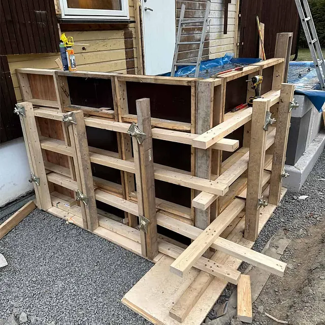 Forskalingskasser og avstivninger montert for støping av betongtrapp ved nytt inngangsparti.