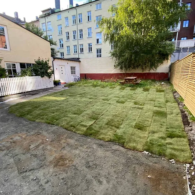 Ny ferdigplen legges i bakgård som del av oppgradering av felles uteområde.
