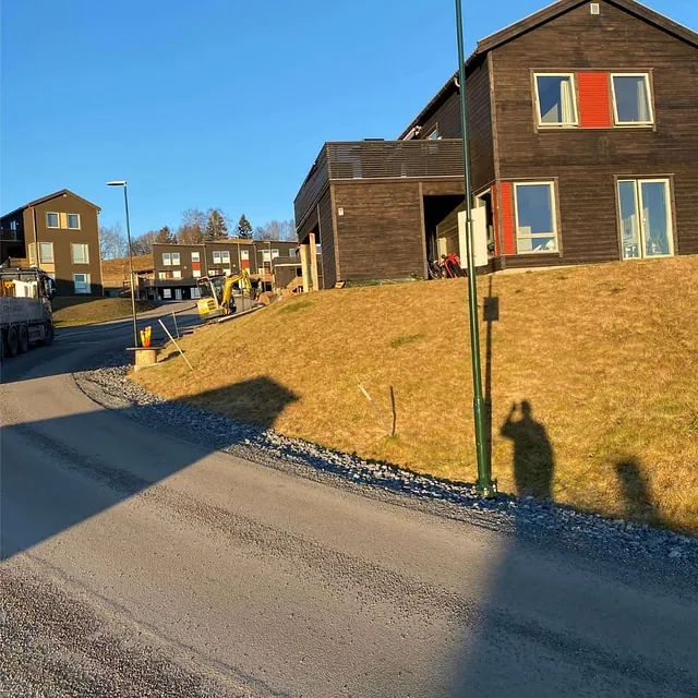 Eksisterende skråning ved bolig før oppstart av utgraving og bygging av natursteinsmur.