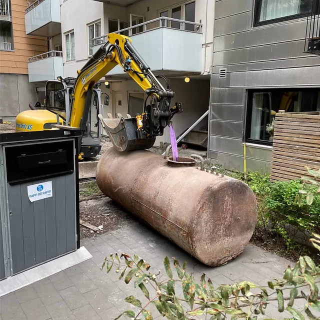 Oppgravd oljetank transporteres bort etter sanering og fjerning fra eiendommen.