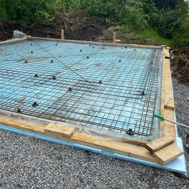 Armeringsnett lagt over isolasjon og forskaling før støping av betongplate til ny konstruksjon.