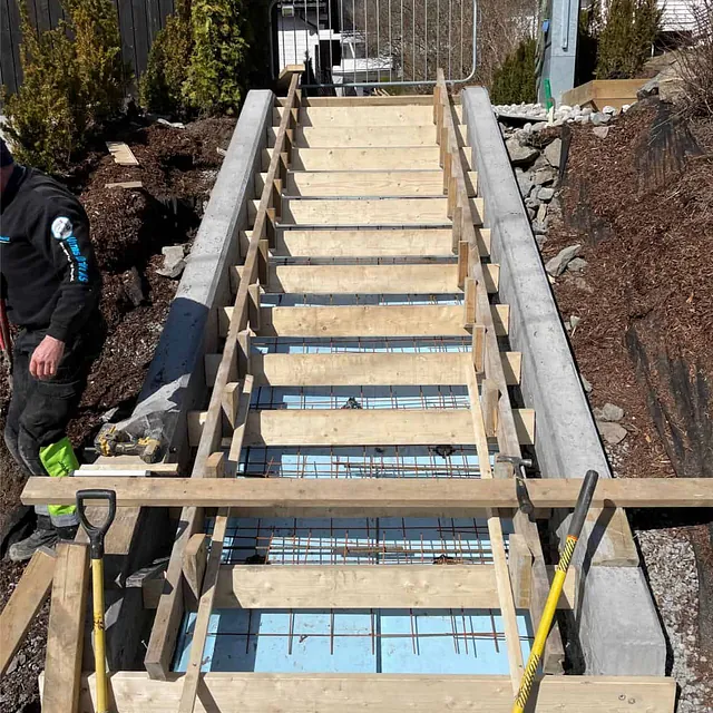 Trappeforskaling med armering montert mellom betongvanger før støping av trinnene.