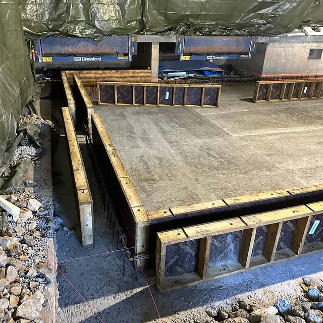Ferdigstøpt betongplate med forskaling for oppbygging av nytt gulv og nivåforskjeller.