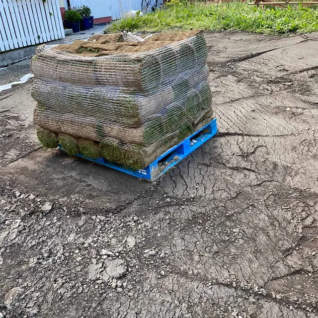 Ruller med ferdigplen levert til byggeplass før etablering av nytt grøntareal.