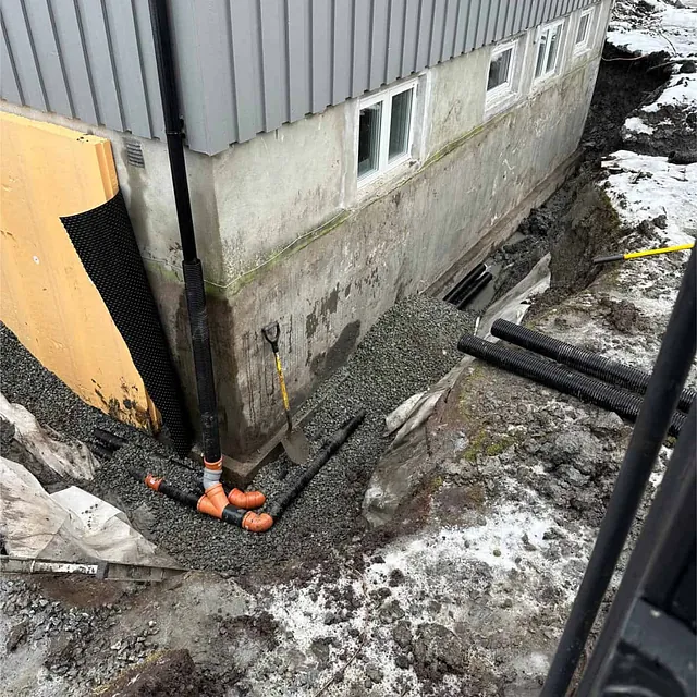 Drensrør og overvannsrør monteres langs grunnmur før tilbakefylling av masser.