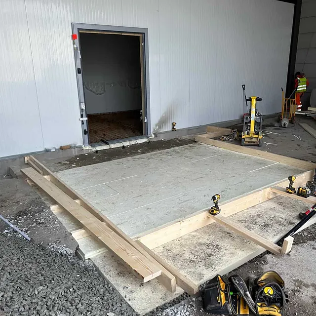Forskalingsramme bygges oppå isolasjon for støping av ny betongplate i hallanlegg.