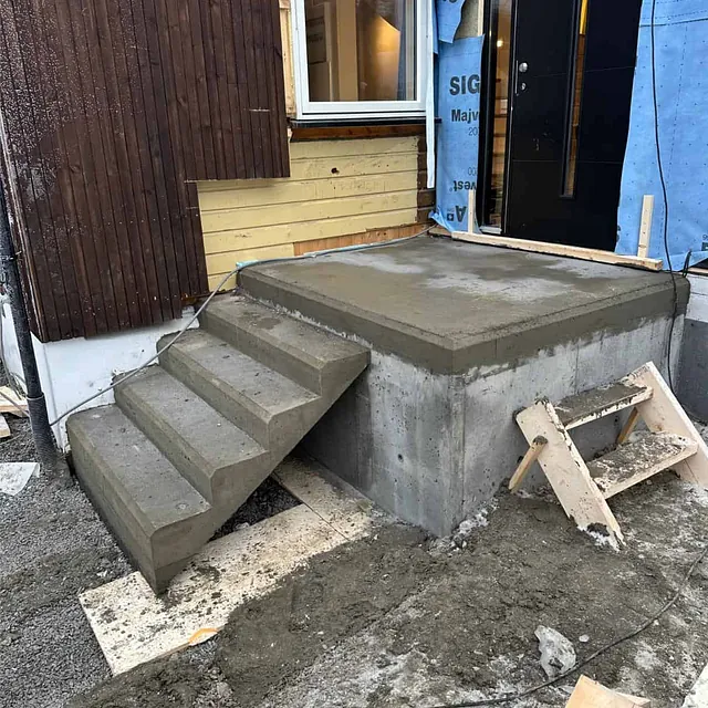 Ny støpt betongtrapp og inngangsplatting etablert som del av tilbyggsprosjektet.