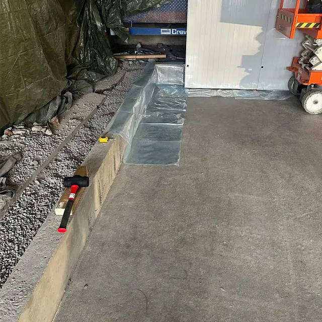 Ferdigstøpt betongplate med forskaling for videre oppbygging av innvendige konstruksjoner.