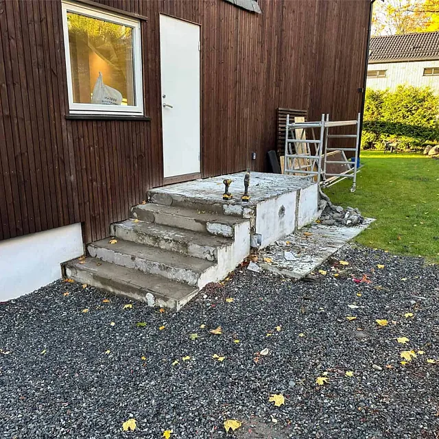 Eksisterende betongtrapp og platting ved inngangsparti før rivning og ombygging.