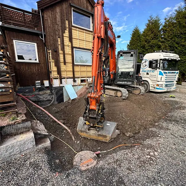 Gravemaskin ved bolig under grunnarbeider for oppføring av nytt tilbygg og fundament.