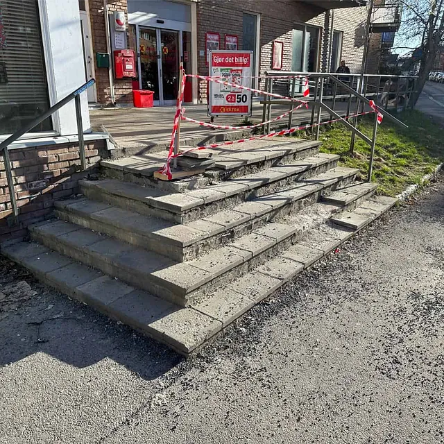 Eksisterende betongtrapp ved inngangsparti før rehabilitering og etablering av ny trappeløsning.