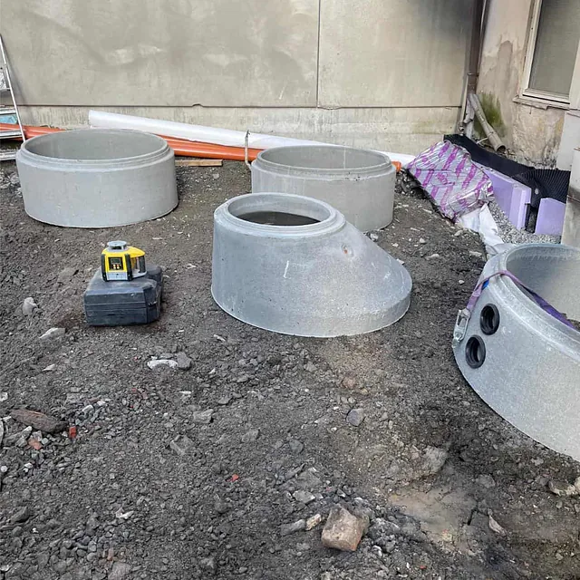 Betongkummer og kumdeler klargjort for montering i nytt overvanns- og dreneringsanlegg.