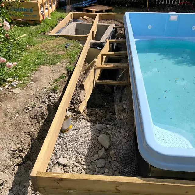 Trekonstruksjon bygges rundt basseng og teknisk rom som grunnlag for framtidig terrasse.