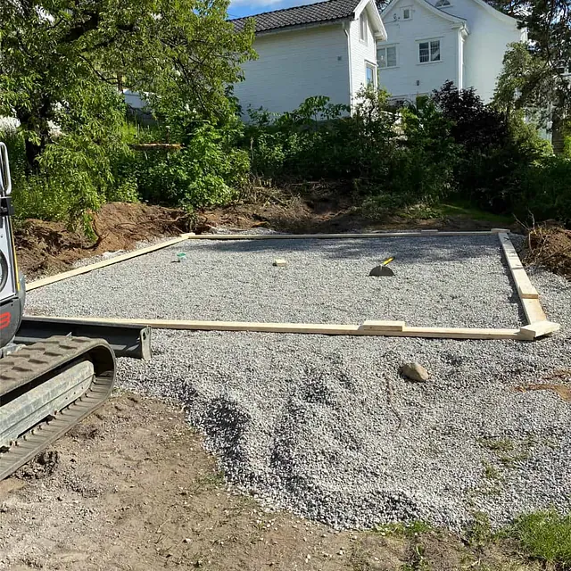 Avrettet pukk og forskaling klargjort som bærelag for støping av ny betongplate.