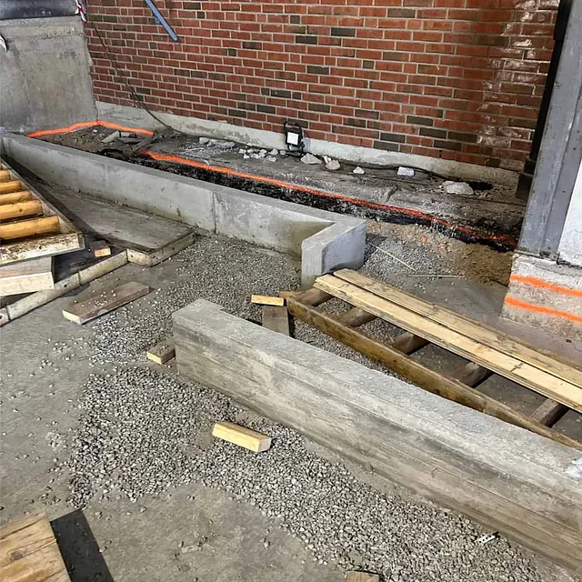 Nystøpte betongkanter og fundamenter etableres som del av nytt innvendig gulvanlegg.